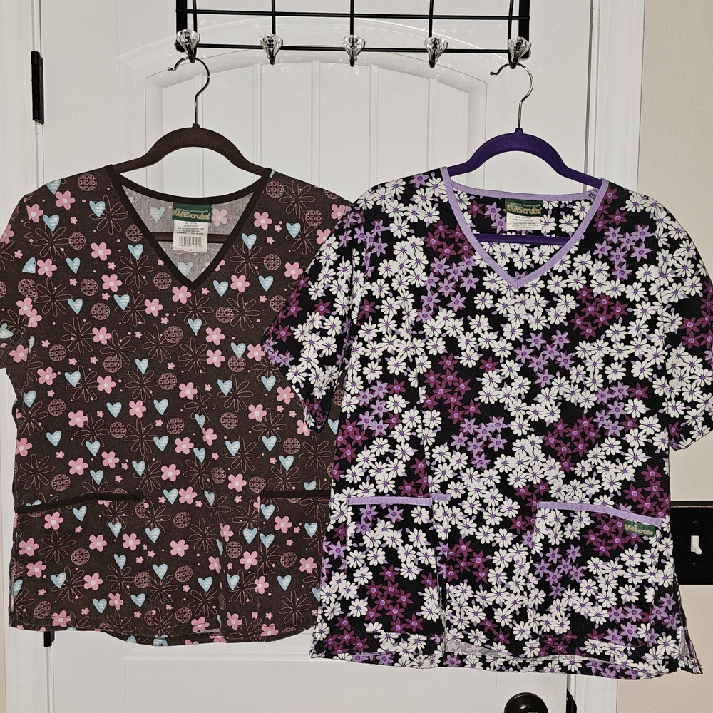 Uniform Advantage Vibrant Blossoms Scrub Top